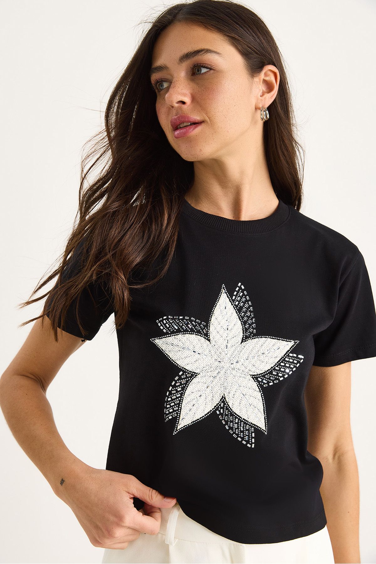 Bianco Lucci Kadın Çiçek Aksesuarlı Taş Baskılı Fit Kalıp T-Shirt 60602068