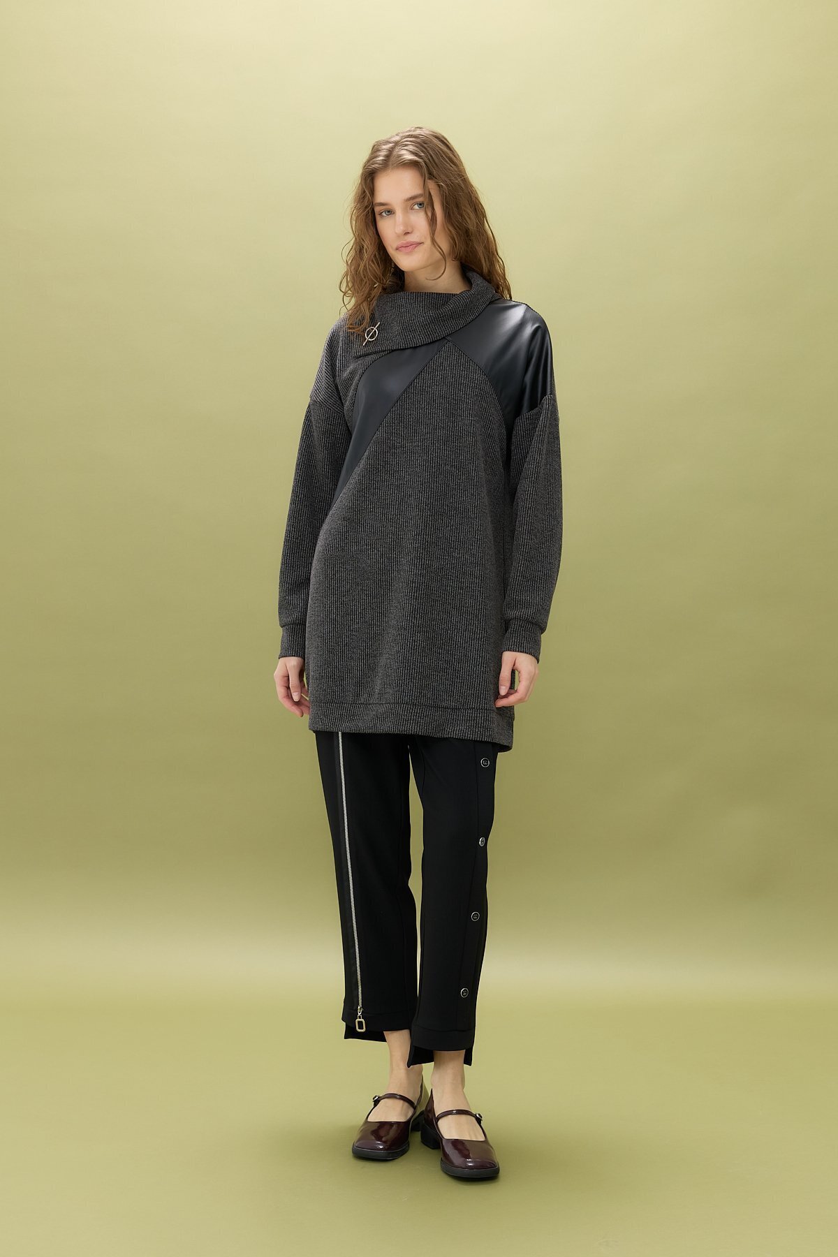 Nihan Deri Detaylı Asimetrik Yaka Spor Tunik Siyah