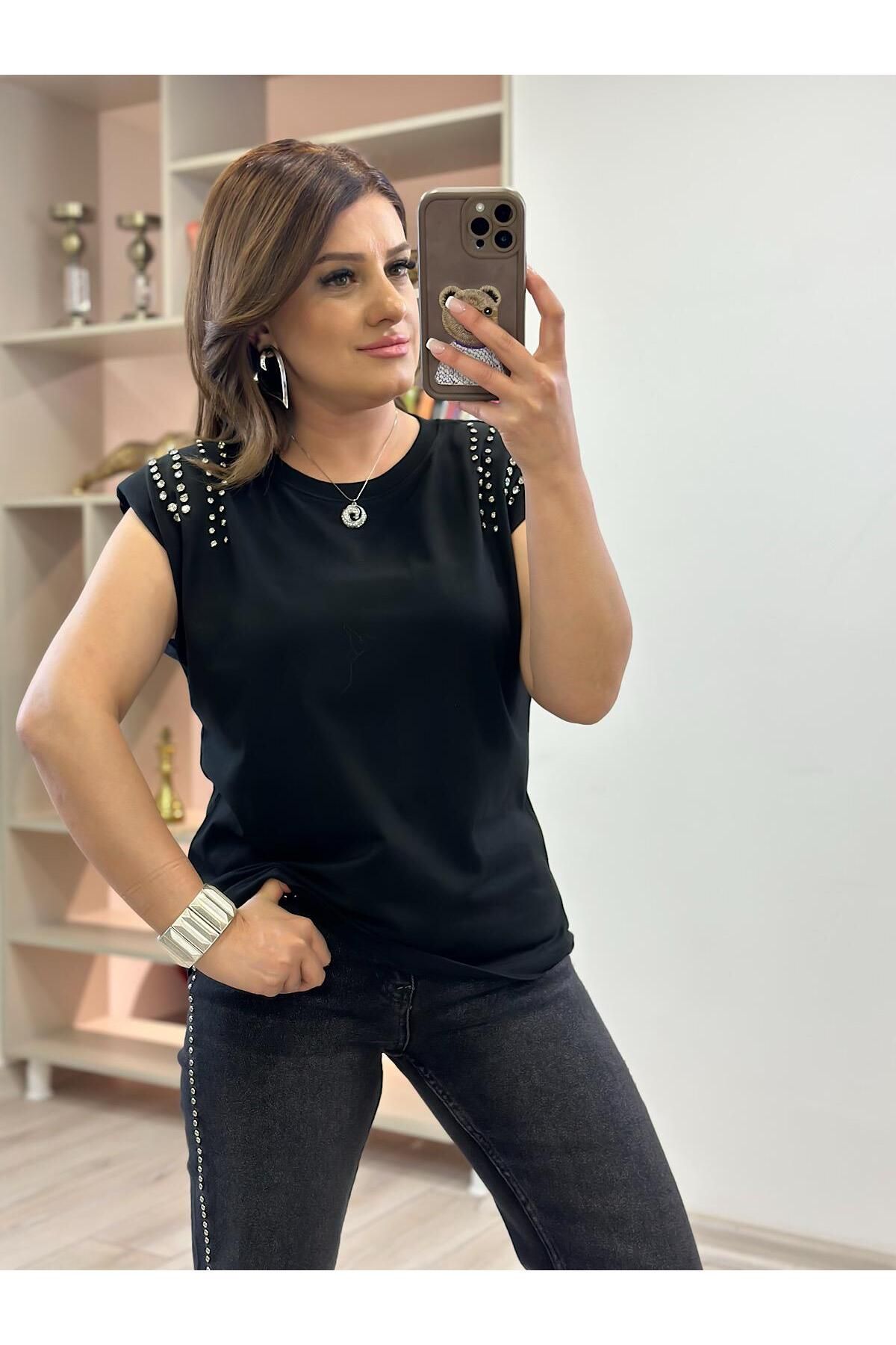 MELTEM TUĞAN Vatkalı Omuzları Taş Detaylı Tshirt SİYAH