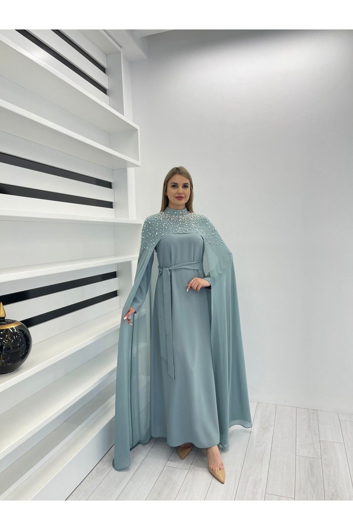 White Corner 2858 ŞİFON ÜZERİ İNCİ İŞLEMELİ ELBİSE