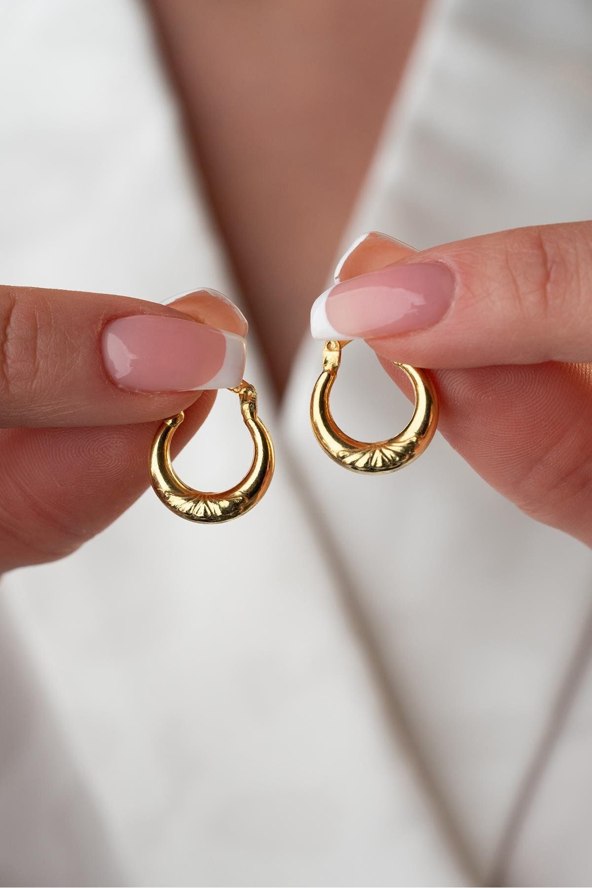 Nereze 925 Ayar Gümüş Gold Rengi Minik Çizgili 15 mm Şarnel Küpe