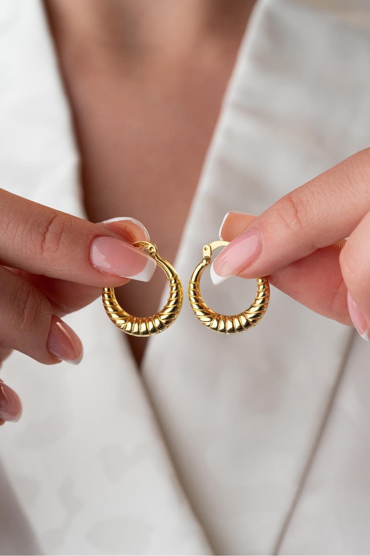 Nereze 925 Ayar Gümüş Gold Rengi Çizgili Model 20 mm Şarnel Küpe