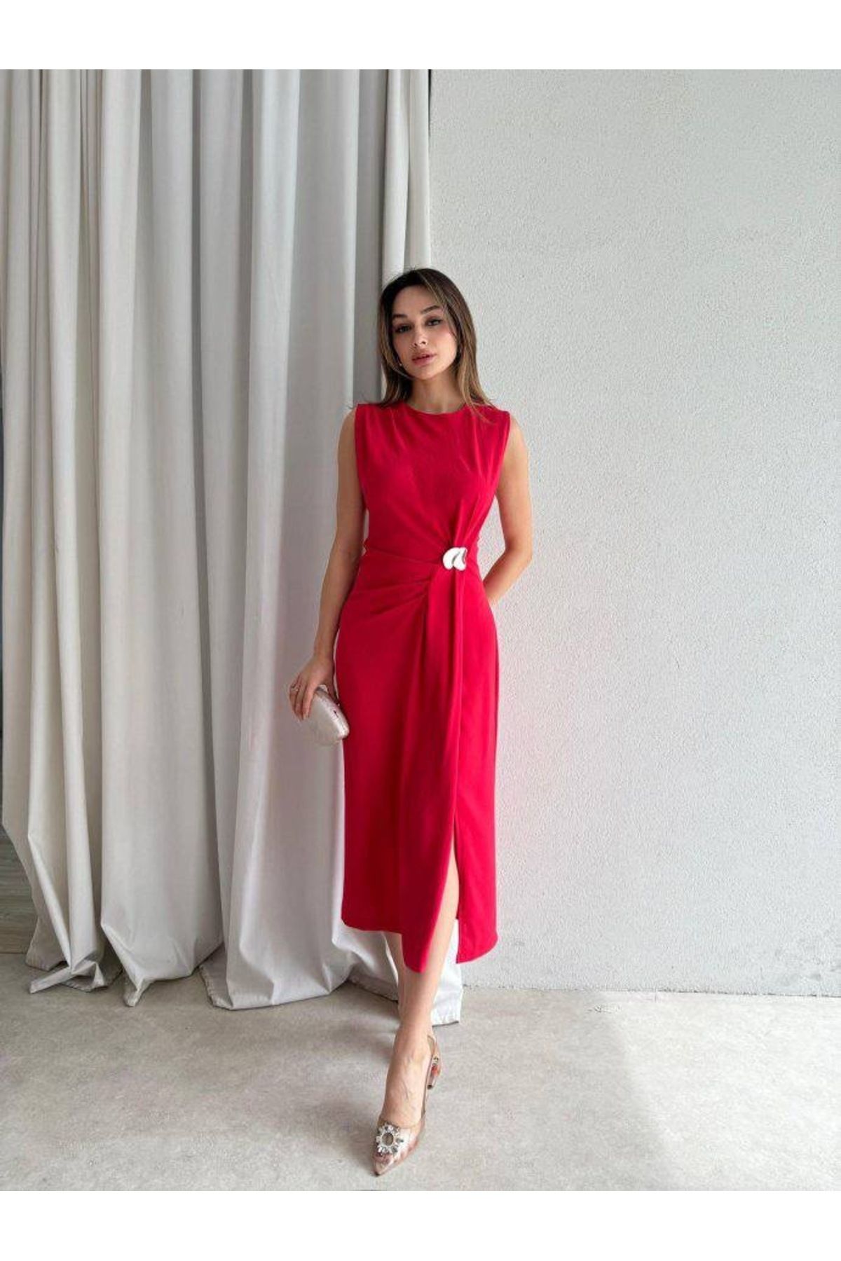 KOSHKA MODA Kırmızı Yandan Tokali Pile Detayli Kolsuz Elbise