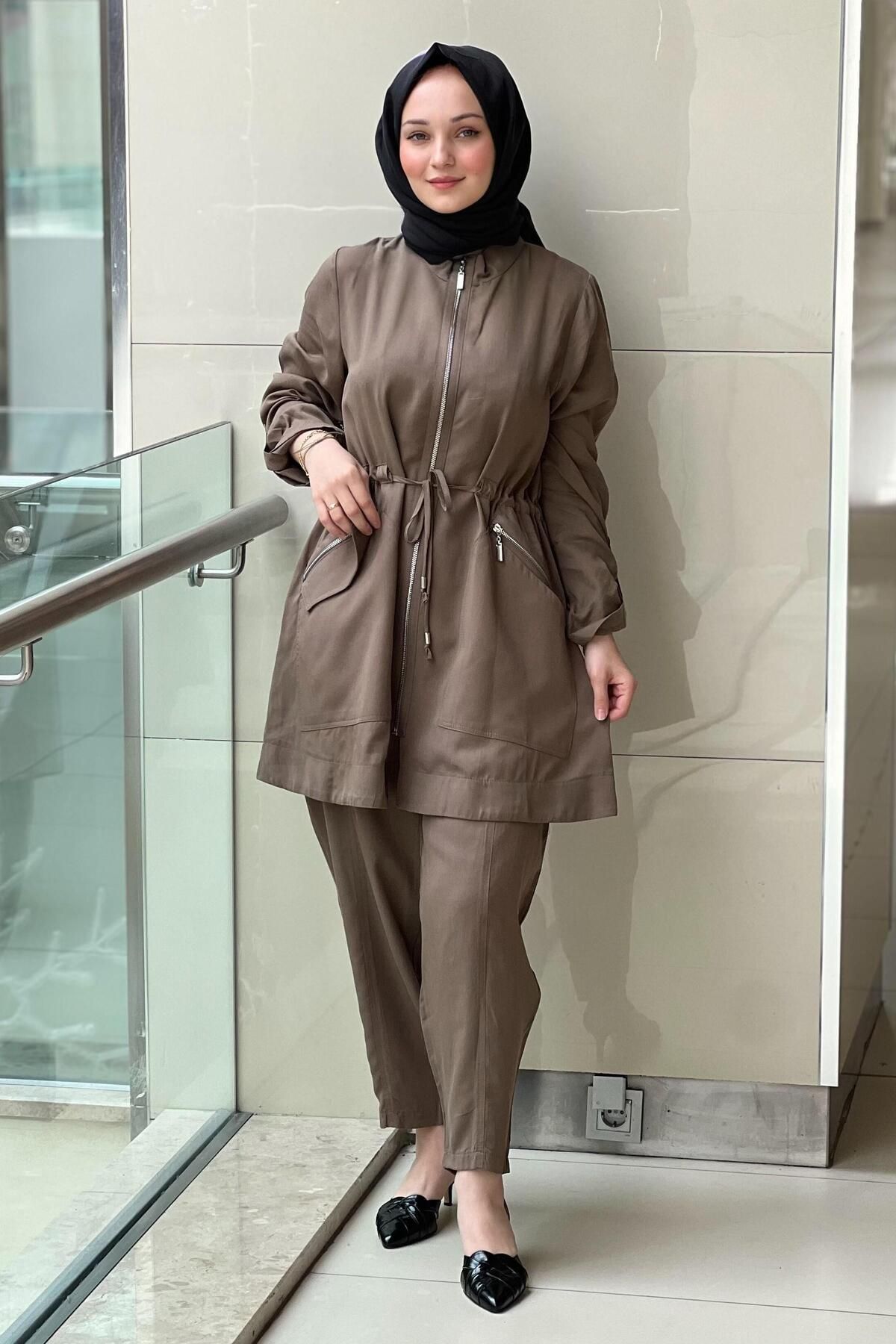Nurcan Çetin Bel Büzgülü Fermuarlı Cep Detaylı Pantolonlu Takım
