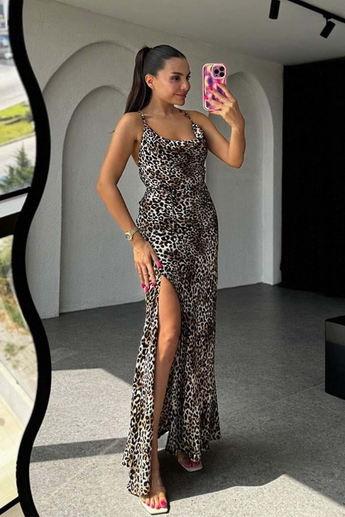 KOSHKA MODA Leopar Desen Saten Yırtmaç Detaylı Uzun Elbise