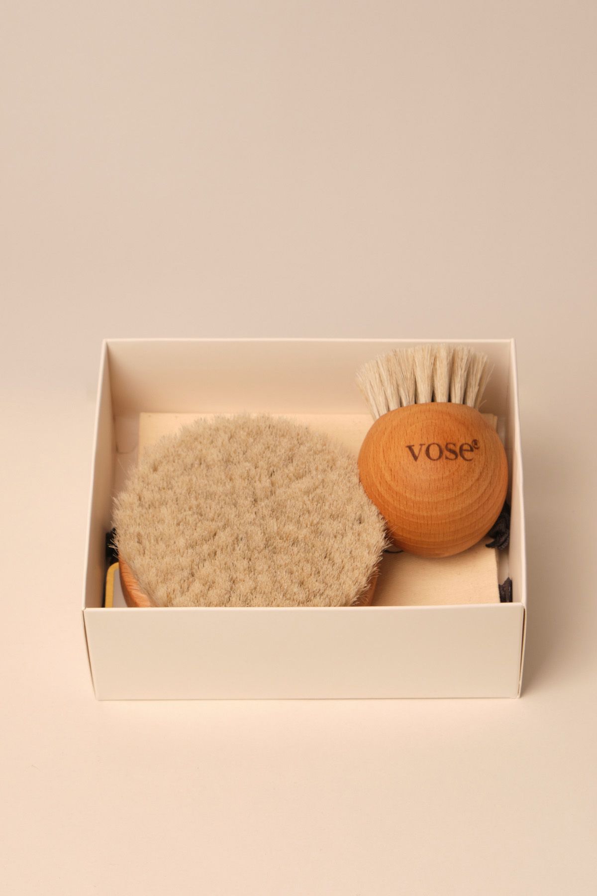 Vose Rounded White Vücut Fırçası ve White Ball Yüz Fırçası Seti