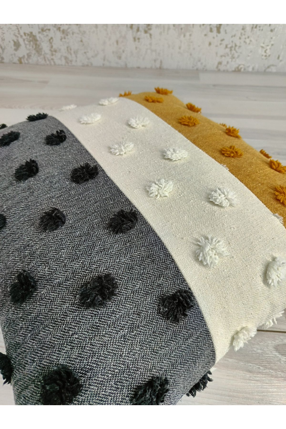 Goshıkı Üç Renkli Tufting Kumaş Kırlent Kılıfı 42X42 cm