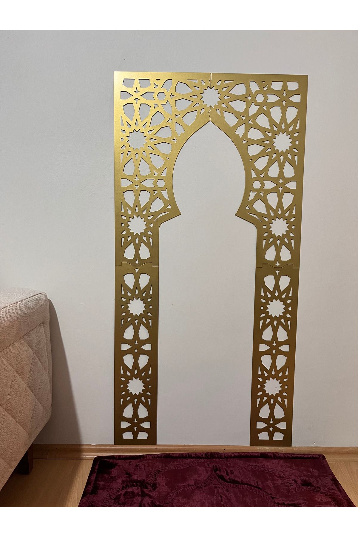 lyla concept İslami Motifli Gold Metal Mihrab – Duvara Monte, 75x175 cm | Namaz Alanı & Mescit Dekoru