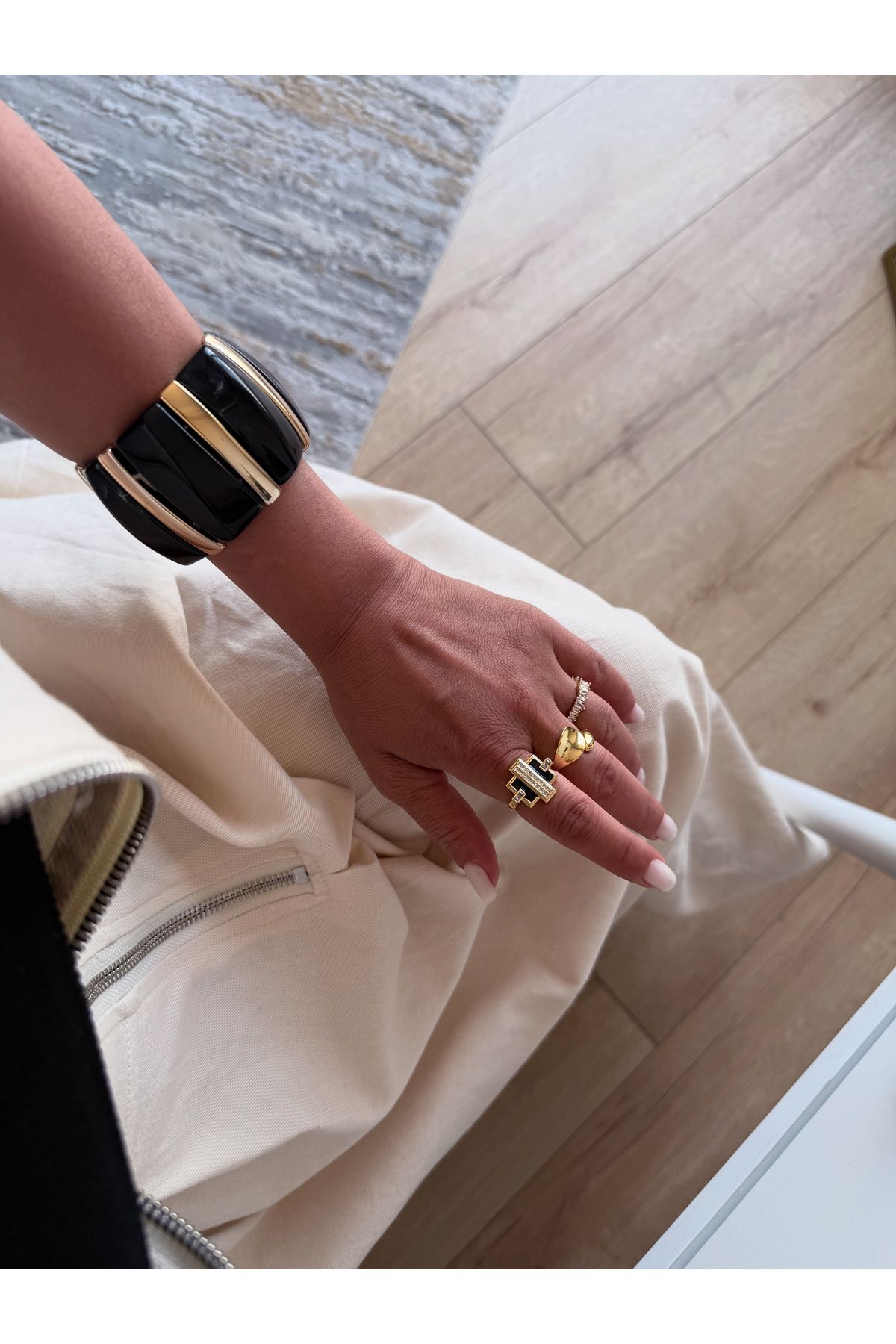 ACCESSORYHUB ⸻ Kadın Siyah Gold Detaylı Geniş Form Çelik Kemik bileklik