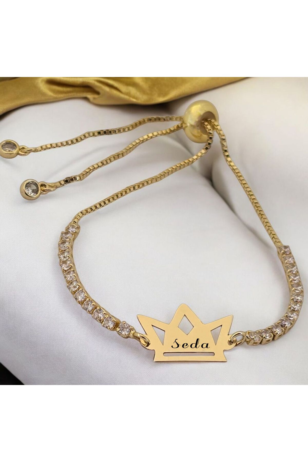 ARCHINO GOLD Seda İsmine Özel Zincirli Taç Motifli 14 Ayar Altın Plakalı Hediye Bileklik-471isim-beyaztaş