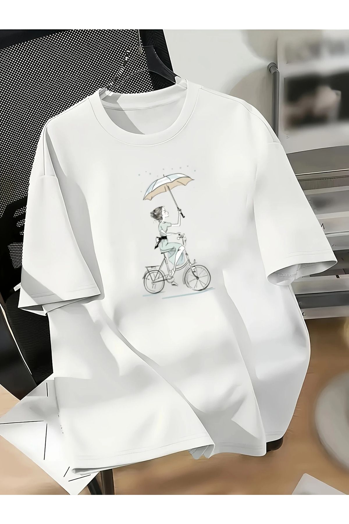Pink Sky Pamuklu Oversize Girl on Bicycle Baskılı Kısa Kollu Bisiklet Yaka Rahat Günlük T-shirt