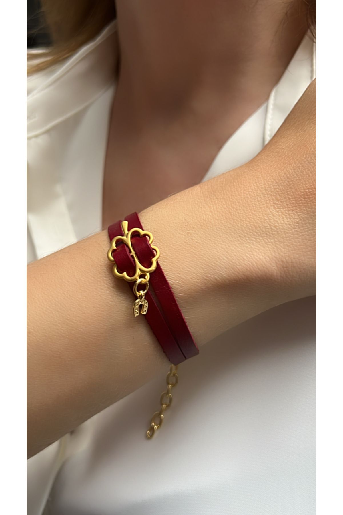 Kutcha Accessories Bordo Deri Şans Yoncası Bileklik – Altın Renk Detaylı