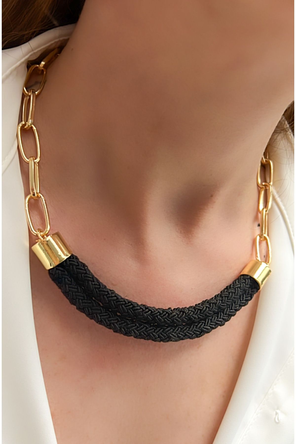 Kutcha Accessories Örgü Detaylı Zincirli Kısa Kolye – Altın Renkli Dokunuşlarla