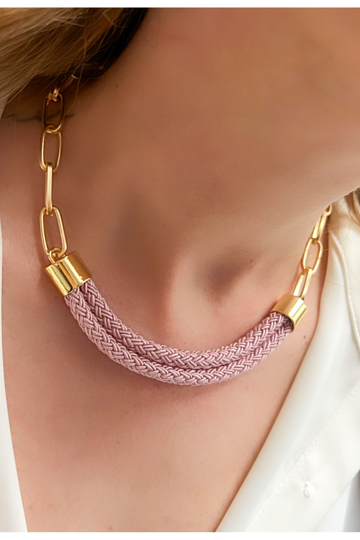 Kutcha Accessories Örgü Detaylı Zincirli Kısa Kolye – Altın Renkli Dokunuşlarla