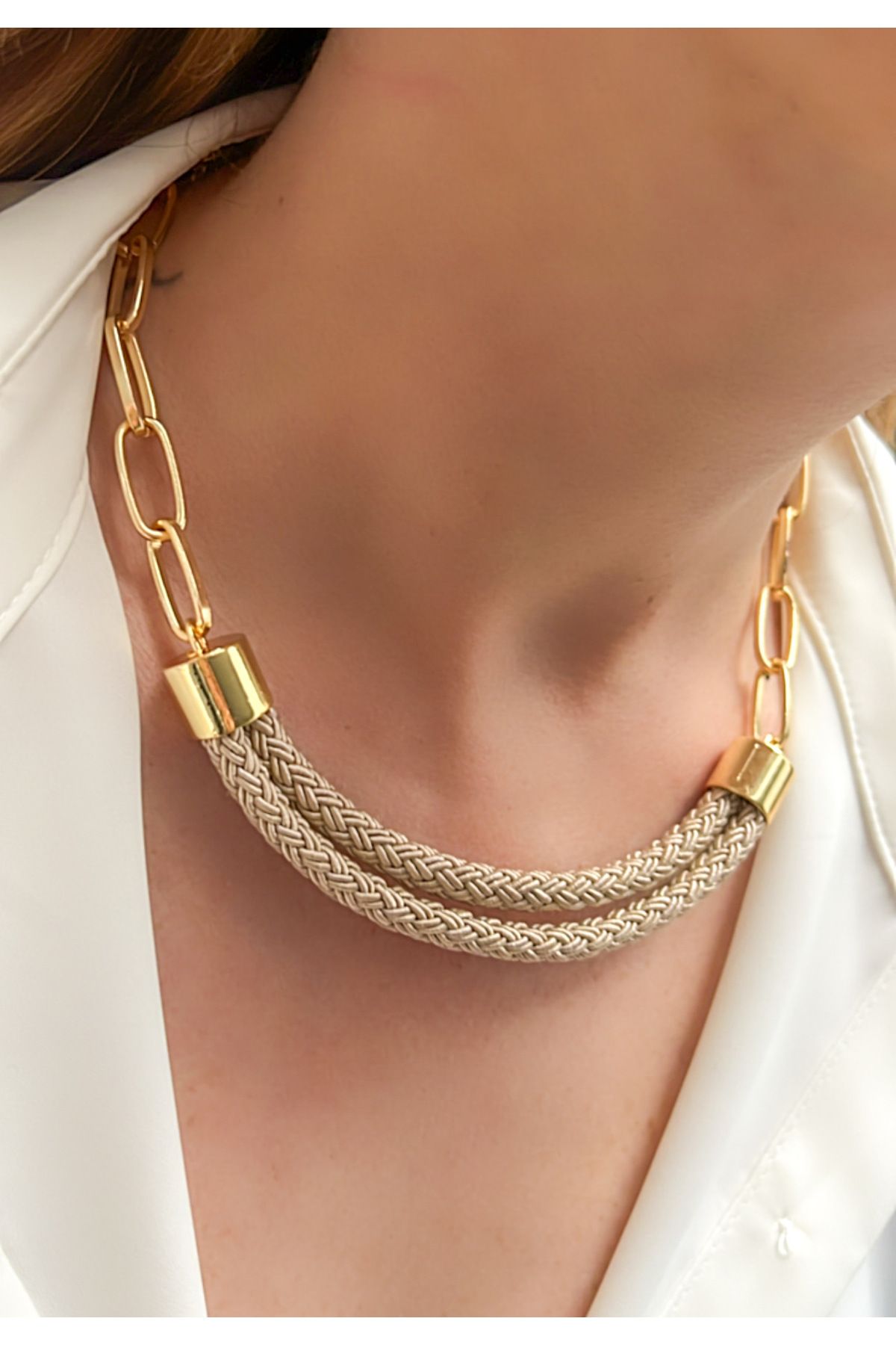 Kutcha Accessories Örgü Detaylı Zincirli Kısa Kolye – Altın Renkli Dokunuşlarla