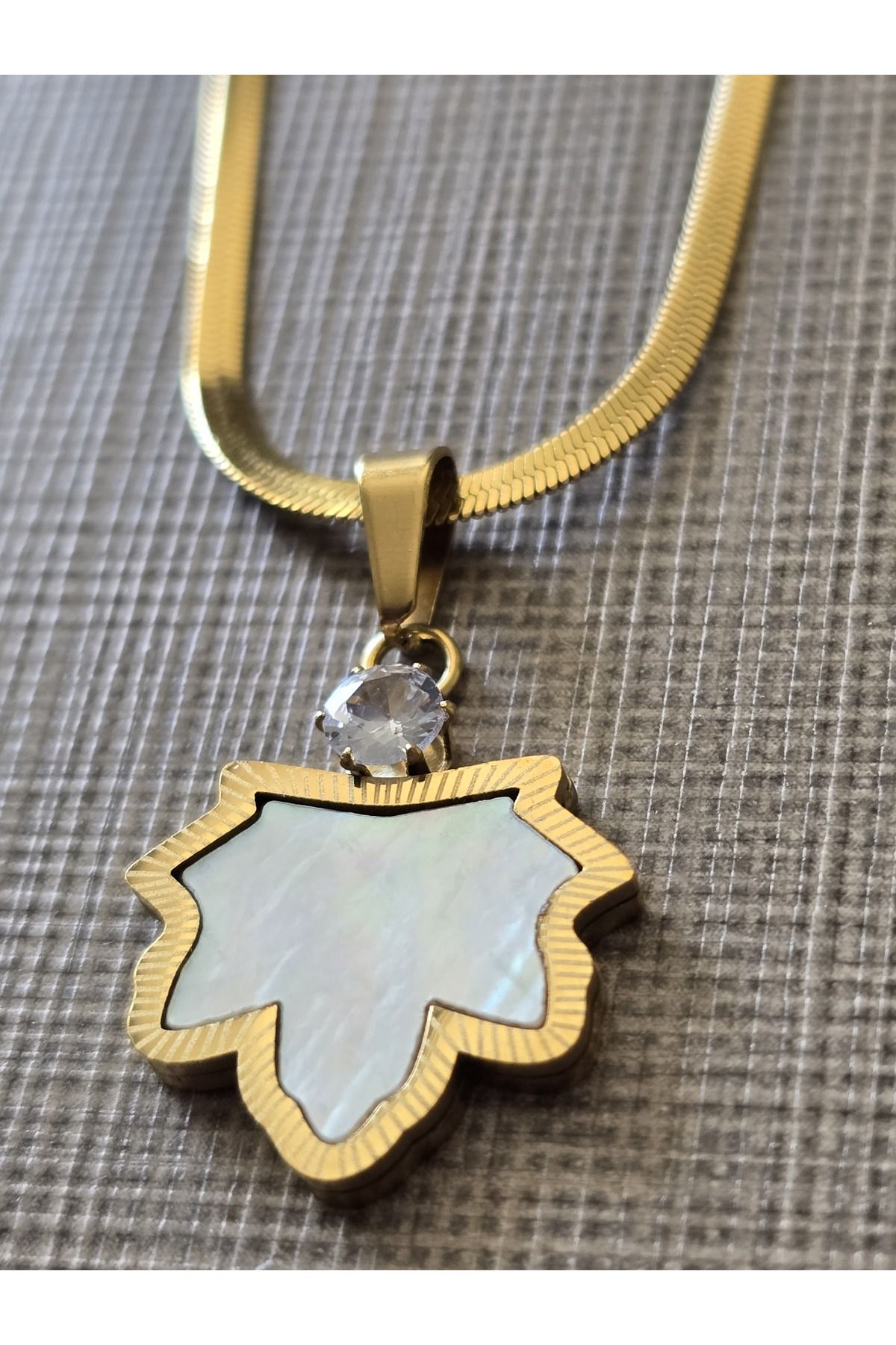 stainles steel Zirkon İşlemeli Çelik Yaprak Kolye