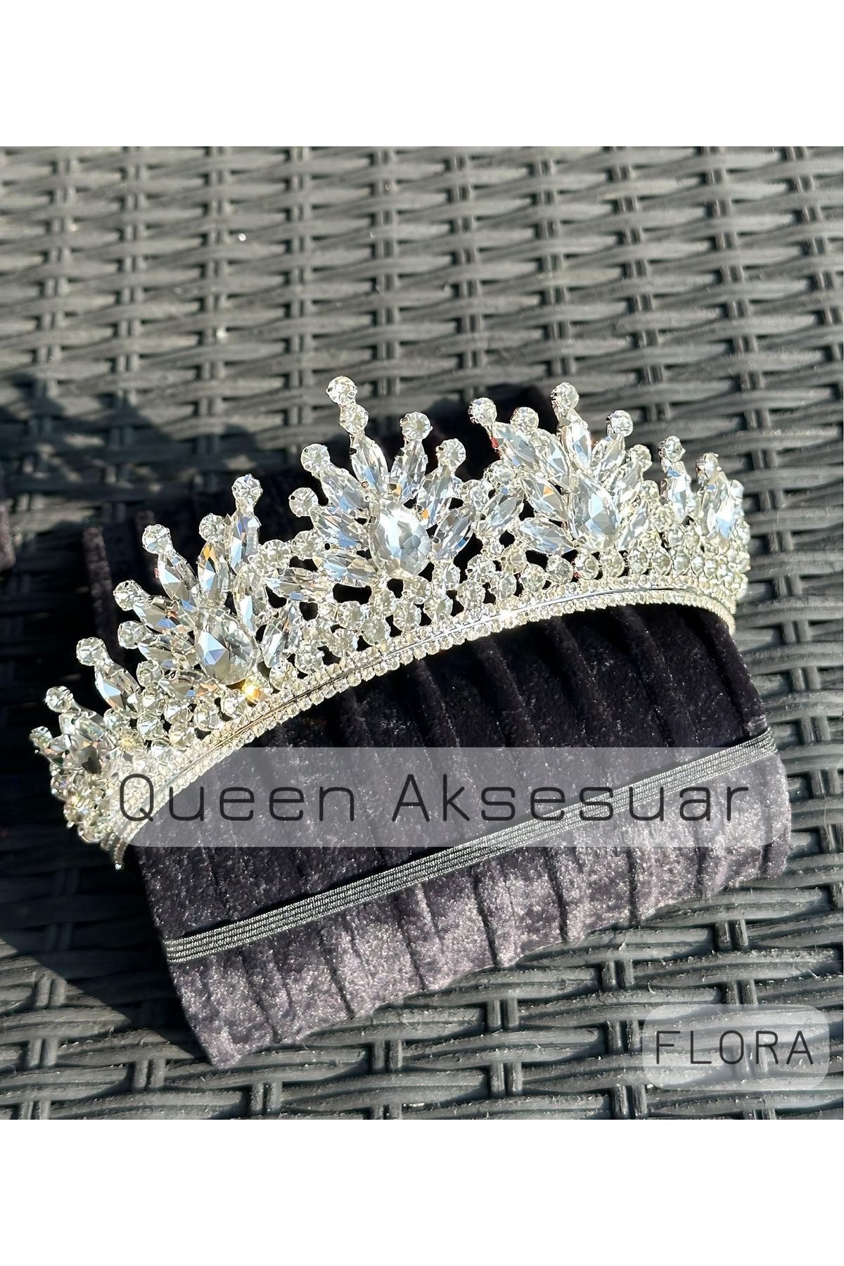 QUEEN AKSESUAR Flora elmas beyaz kristal taşlı lüks tasarım nişan gelin tacı metal taç tepeli otantik motifli