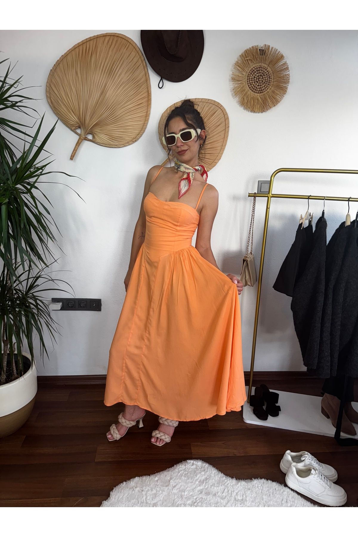 Butik Merve Sarıkaya Yavruağzı Ayarlanır Askılı Maxi Boy Kloş Elbise