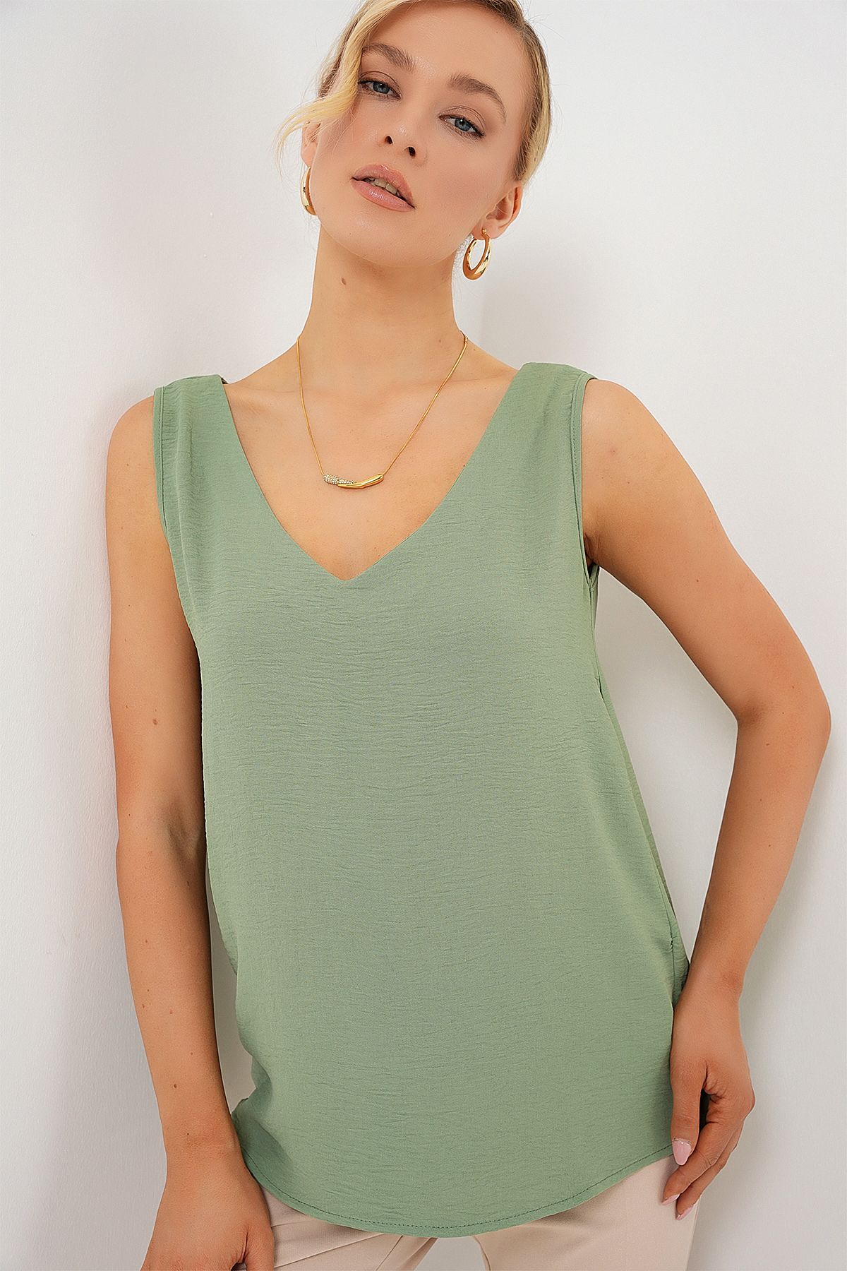 Bigdart-V-Ausschnitt Zero Sleeve Bluse 950 - Çağla 3