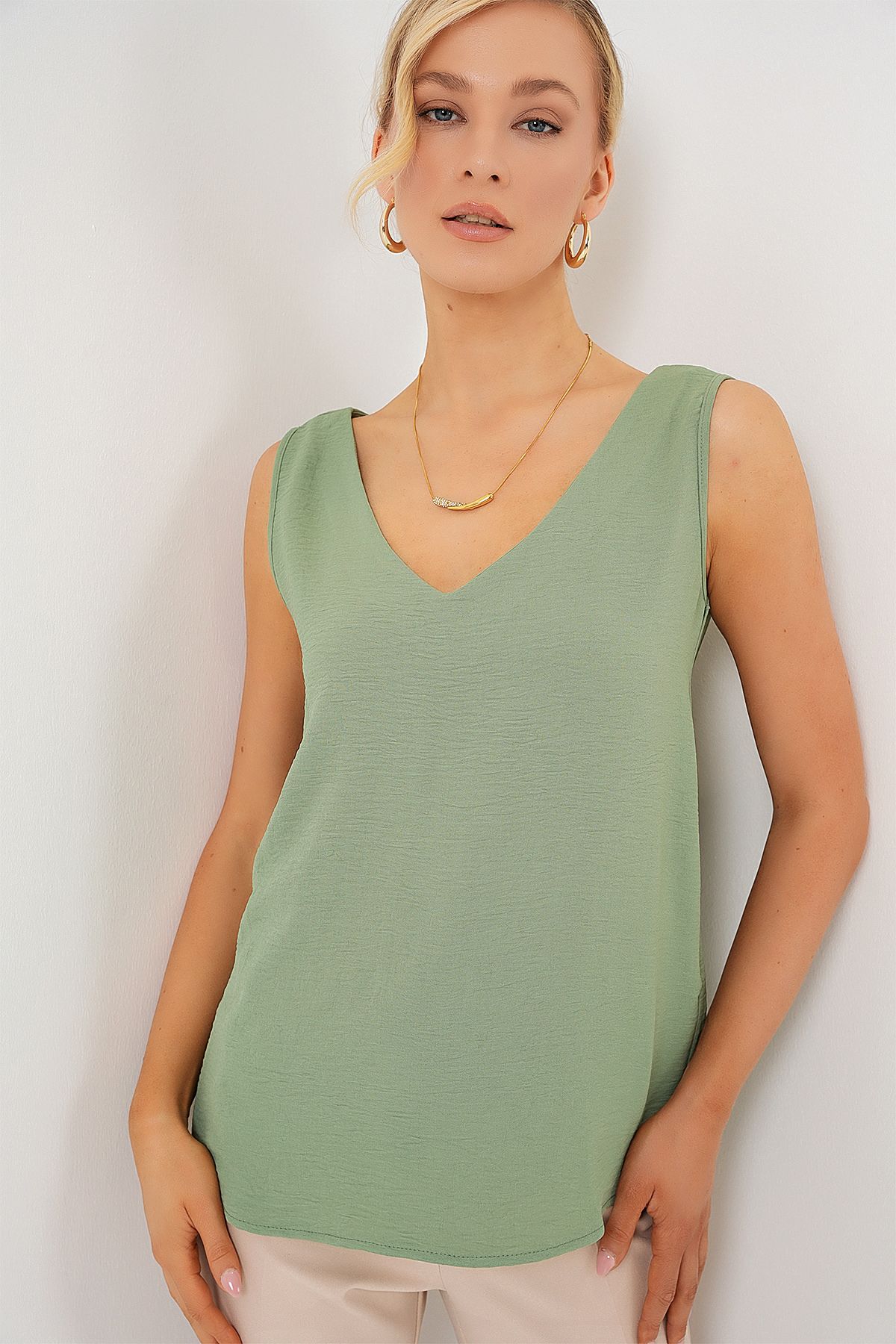 Bigdart-V-Ausschnitt Zero Sleeve Bluse 950 - Çağla 4