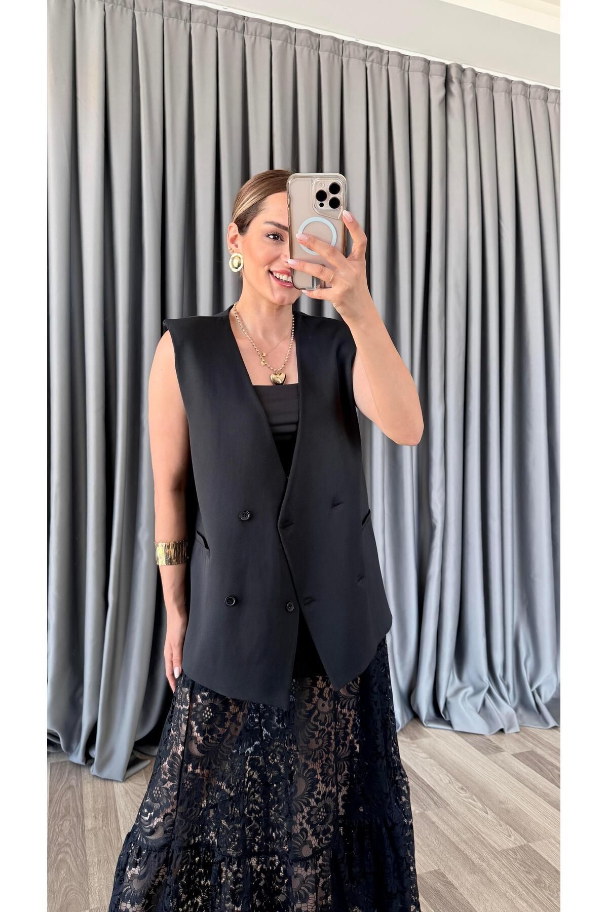 pelin yıldız butik Carley Dört Düğmeli Siyah Yelek