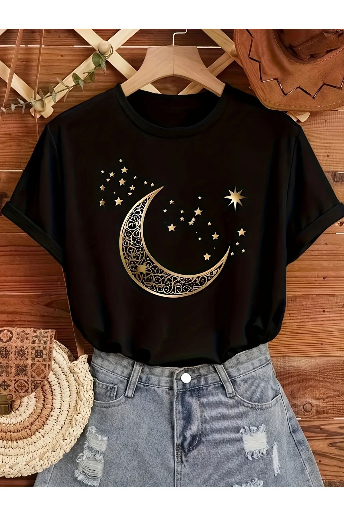 aynewmoda Kadın Şık Ay ve Yıldız Baskılı Tişört - Kısa Kollu Yuvarlak Yaka İlkbahar/Yaz