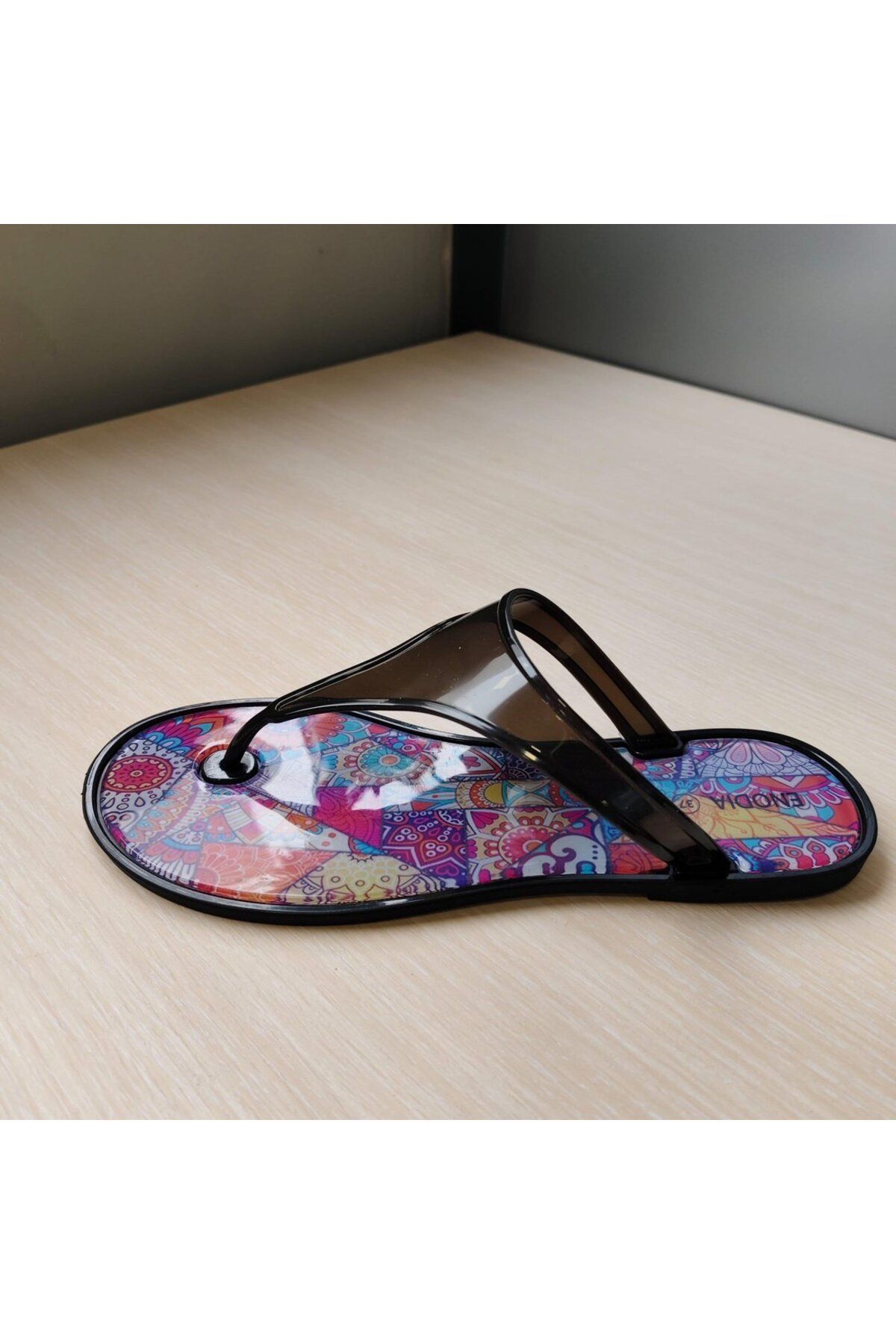 Enodia J-9003-2 OTANTİK DESENLİ SİYAH JELLY PARMAK ARASI SANDALET