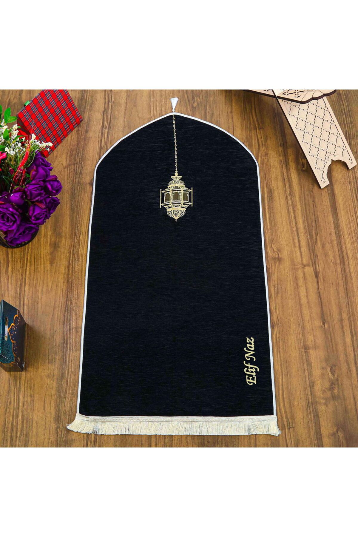 İkranur Mahya Desenli Lüks Astarlı Biyeli Şönil Seccade İsimli Siyah (66X125cm) 565 gr