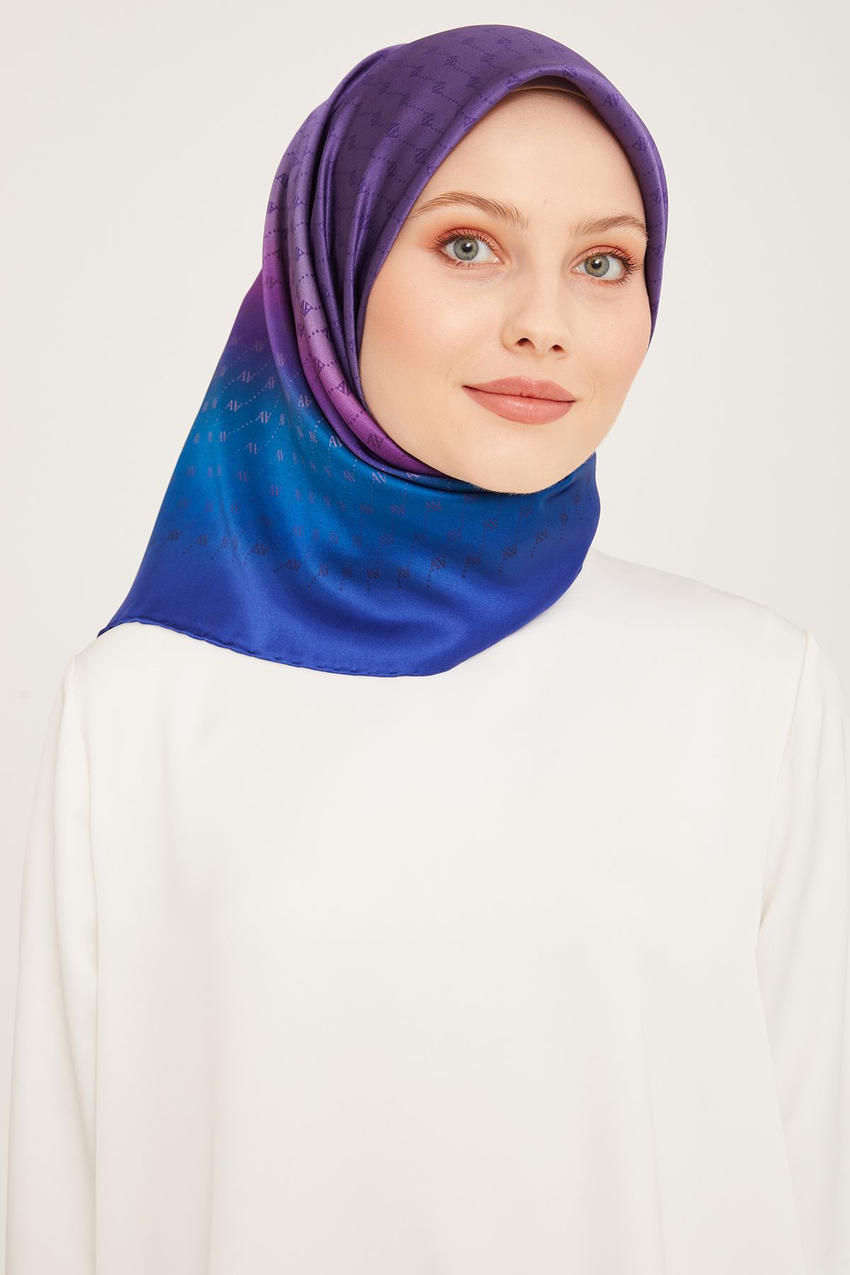 Armine Nostalji Serisi Twill İpek Eşarp 9003D-09 Logolu Desen Mavi-Fuşya