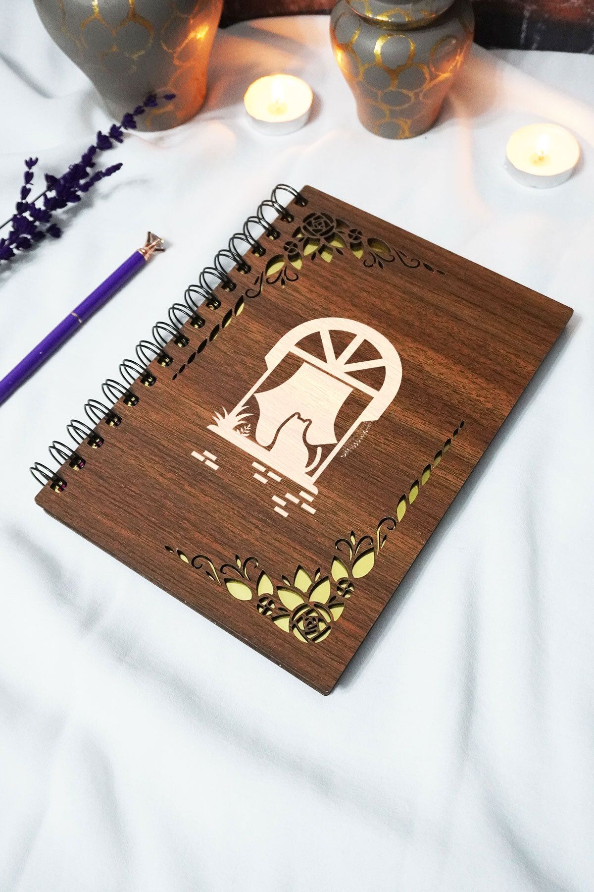 markcat Pencerede Kedi Ahşap Kapaklı Spiralli Defter - Çizgili Defter - 60 yaprak (120 sayfa) - A5 15x21 cm