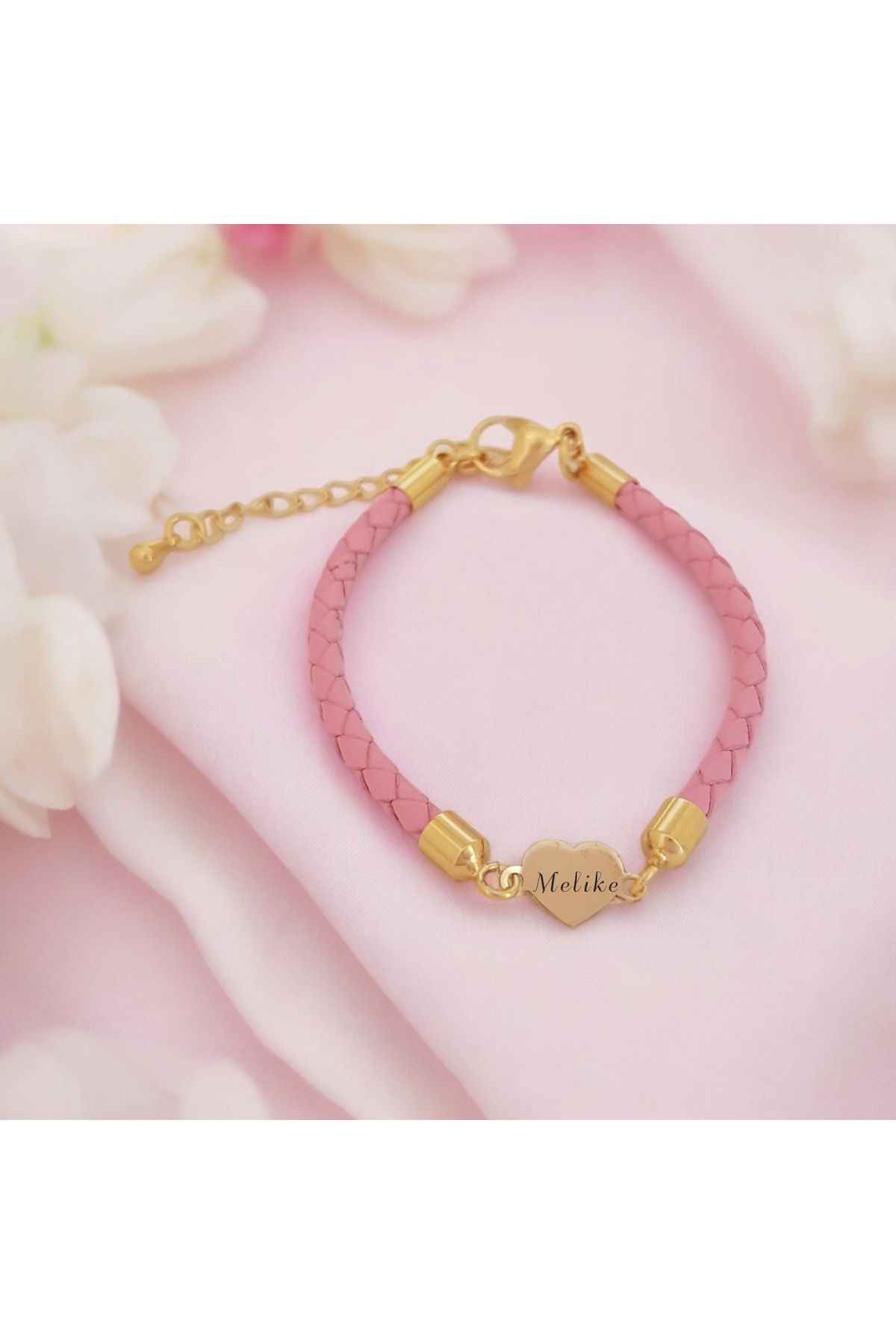 ARCHINO GOLD Melike İsmine Özel 14 Ayar Altın Plakalı Kalp Motifli Hakiki Derili Hediye Bileklik-473isim-pembe