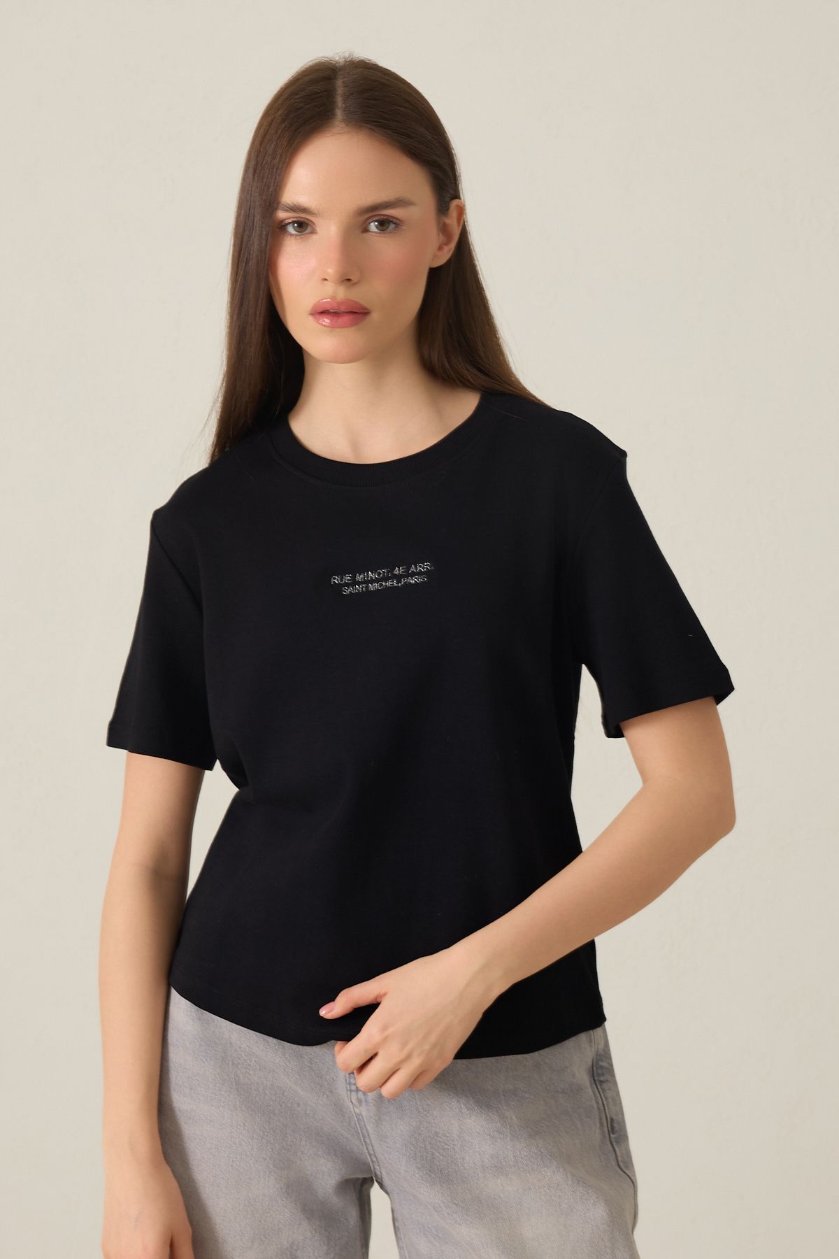 Amia&Co. Siyah Bisiklet Yaka Bakılı Kısa Kollu T-Shirt