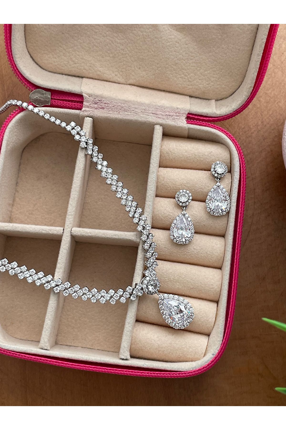 JELLY Kadın Zirkon Taşlı Damla Kesim Suyolu V Model Işıltılı 2'li Kolye ve Küpe Seti