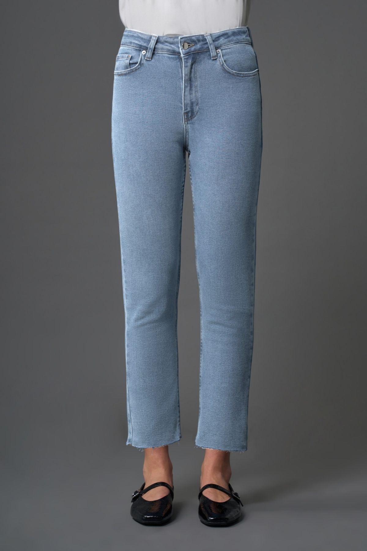 Mizalle Kesik Paça Mom Fit Açık Mavi Denim Pantolon