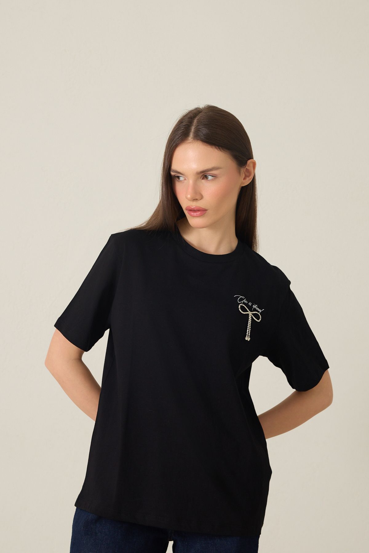 Amia&Co. Siyah Bisiklet Yaka Taş Detaylı Baskılı Kısa Kollu T-Shirt