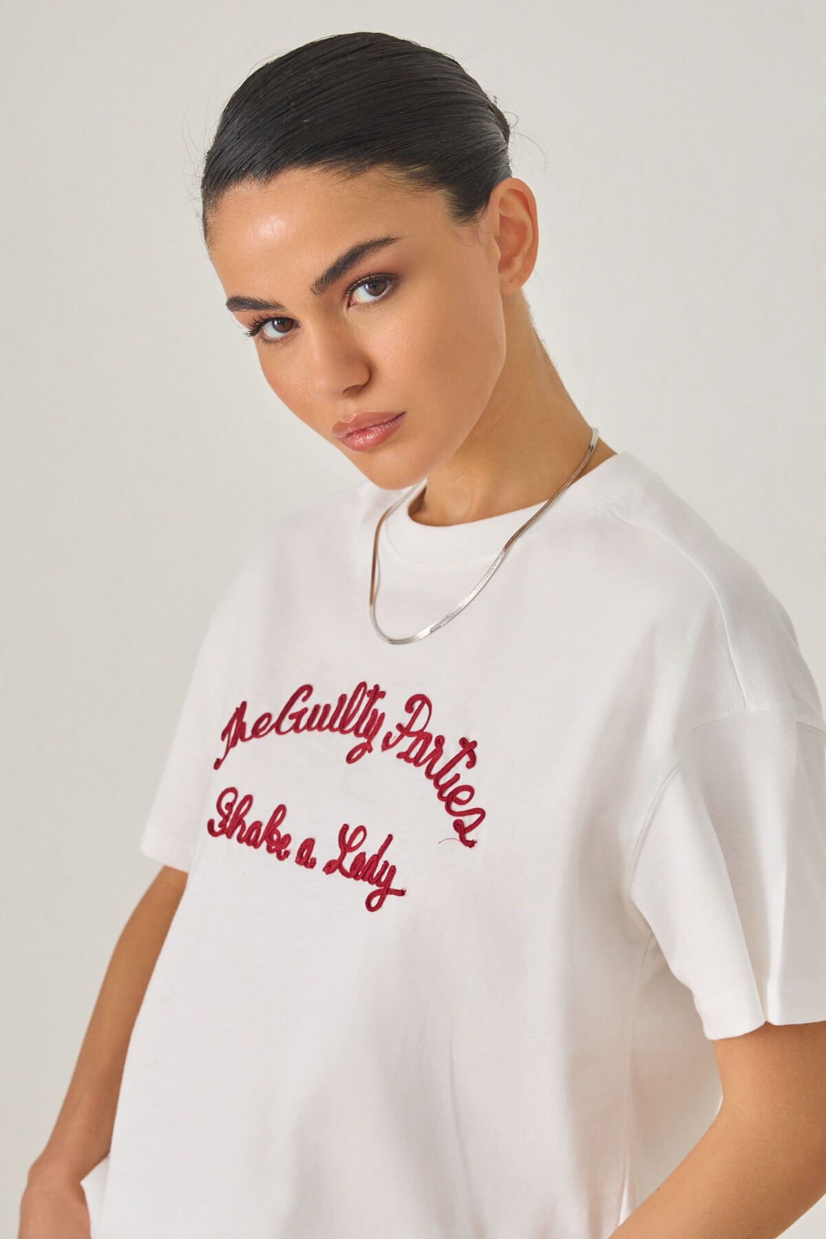 Amia&Co. Ekru-Bordo Bisiklet Yaka Kısa Kollu Yazı Detaylı T-Shirt