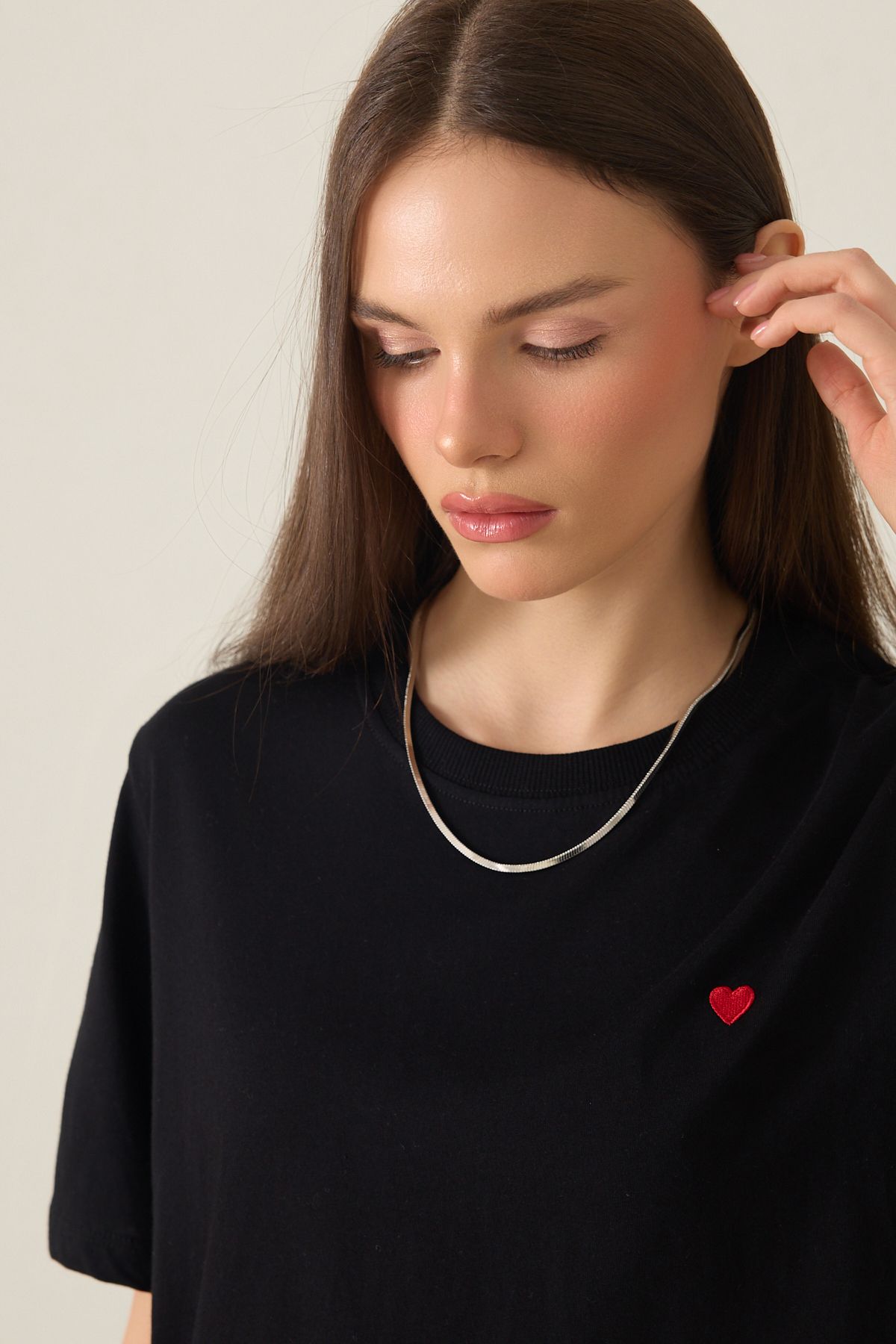 Amia&Co. Siyah Yuvarlak Yaka Kısa Kollu Kalp Detalı Basic T-Shirt