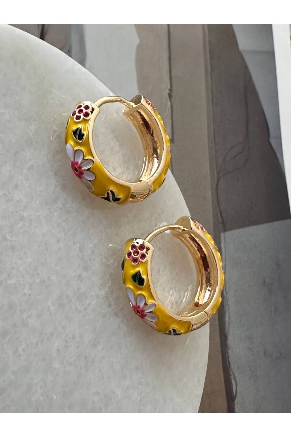 Esmeray Aksesuar Gold Renk Rodyum Kaplama Renkli Mineli Çiçek Figürlü Halka Küpe Genişlik 2 cm.
