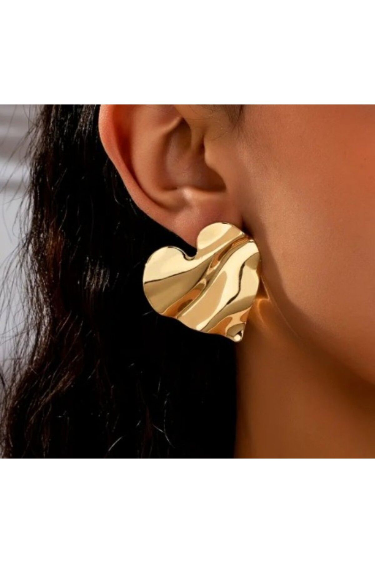 SE Jewellery Collection Selin Ersoy Altın Renk Dalgalı Yüzey Kalp Küpe – Modern ve Şık Kadın Küpesi