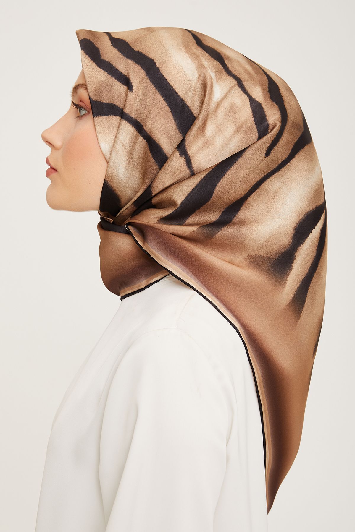 Armine Nostalji Serisi Twill İpek Eşarp 9020D-02 Zebra Desen SÜTLÜ KAHVE-SİYAH