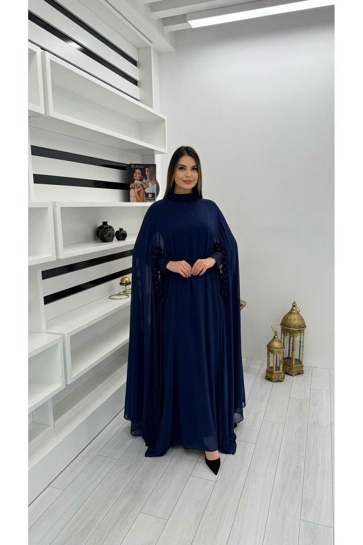 White Corner 3211 YAKA VE KOL ÇİÇEK DETAYLI ŞİFON ELBİSE