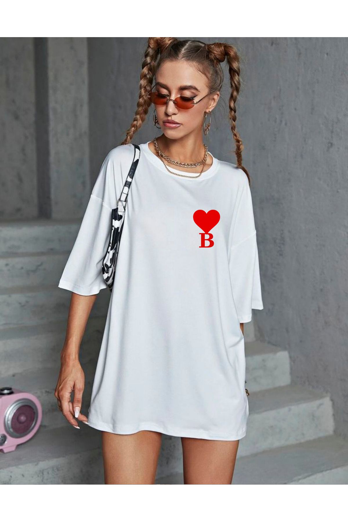 lewibafashion KIRMIZI KALP VE BAŞ HARF TASARIMLI BEYAZ OVERSİZE T-SHİRT