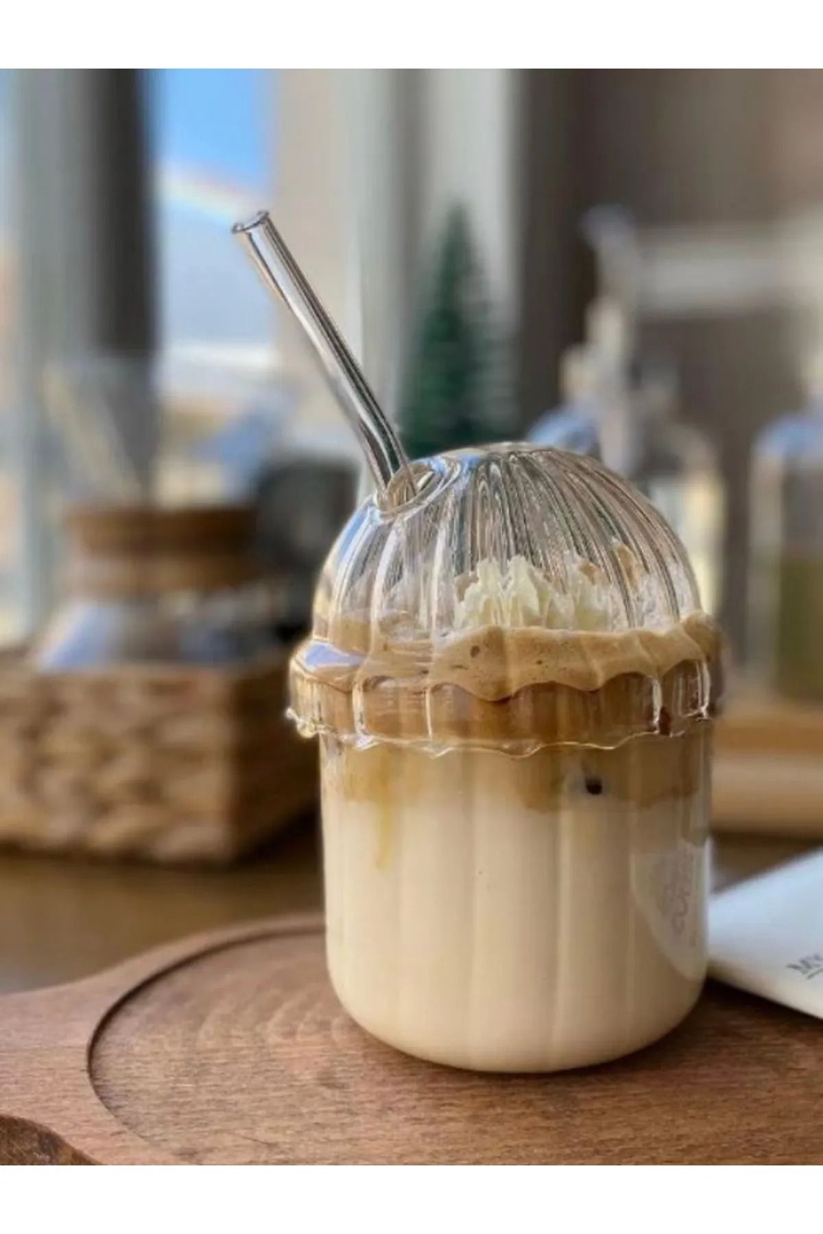 DEZİ Cam Kapaklı ve Pipetli Borosilikat 450ML Bardak – Kahve Sunumu İçin Şık Tasarım Mocha