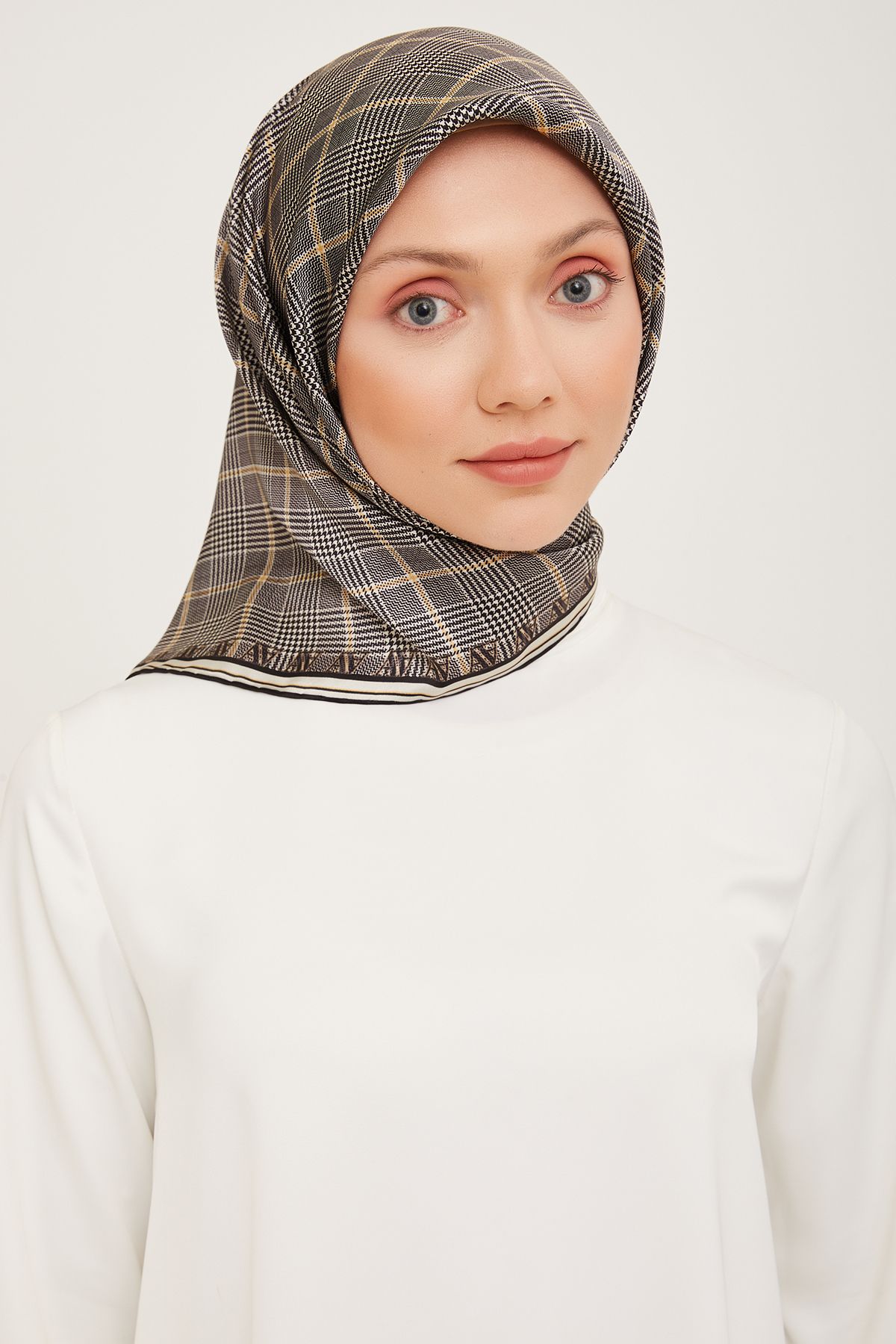 Armine Nostalji Serisi Twill İpek Eşarp 9029D-02 Geometrik Desen SİYAH-SARI