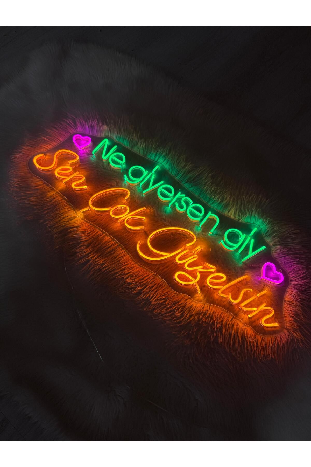 dekoraven Ne Giyersen Giy Sen Çok Güzelsin Neon Yazı Tabela Dekoratif Aydınlatma - 80x27