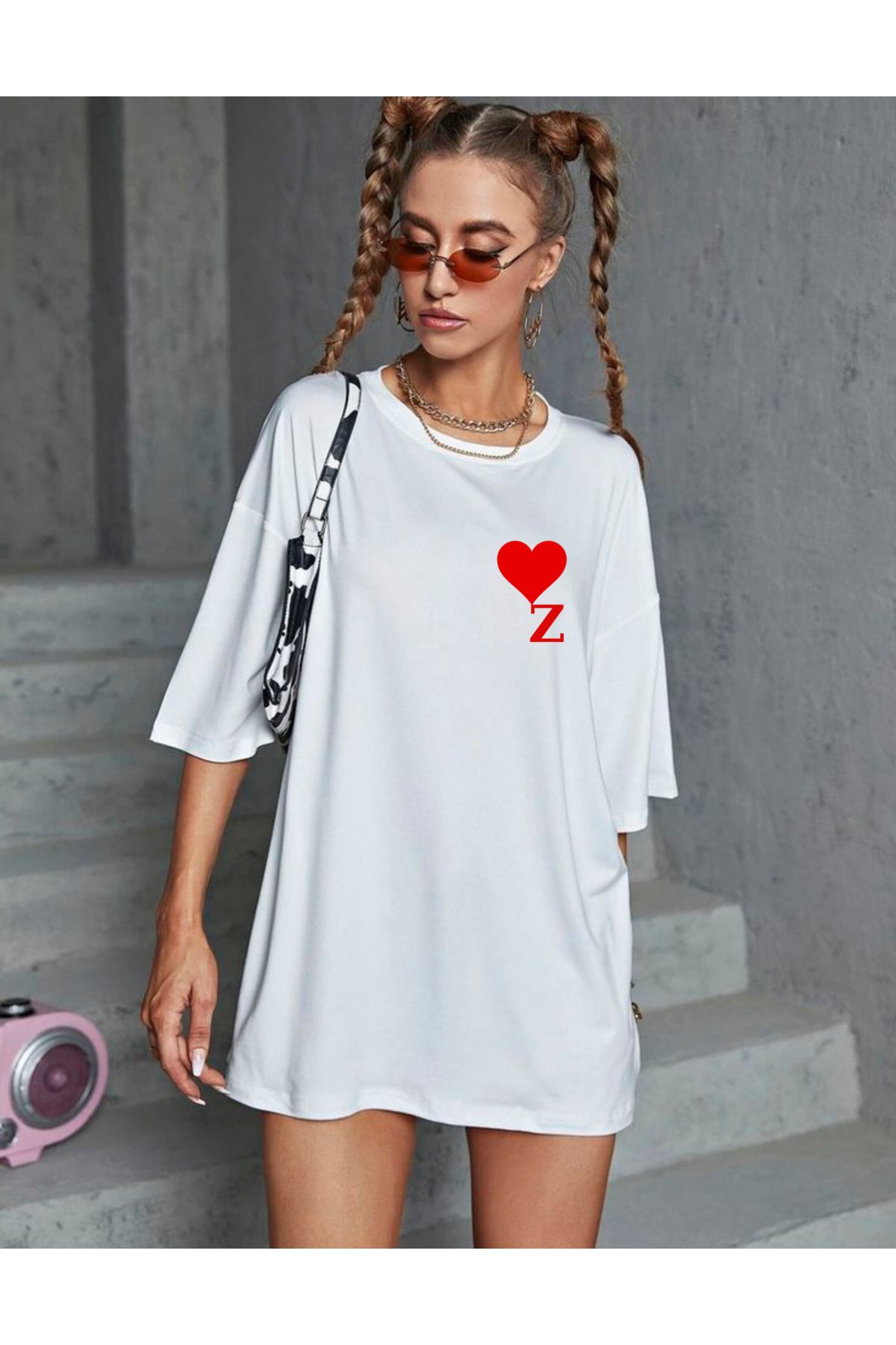 lewibafashion KIRMIZI KALP VE BAŞ HARF TASARIMLI BEYAZ OVERSİZE T-SHİRT