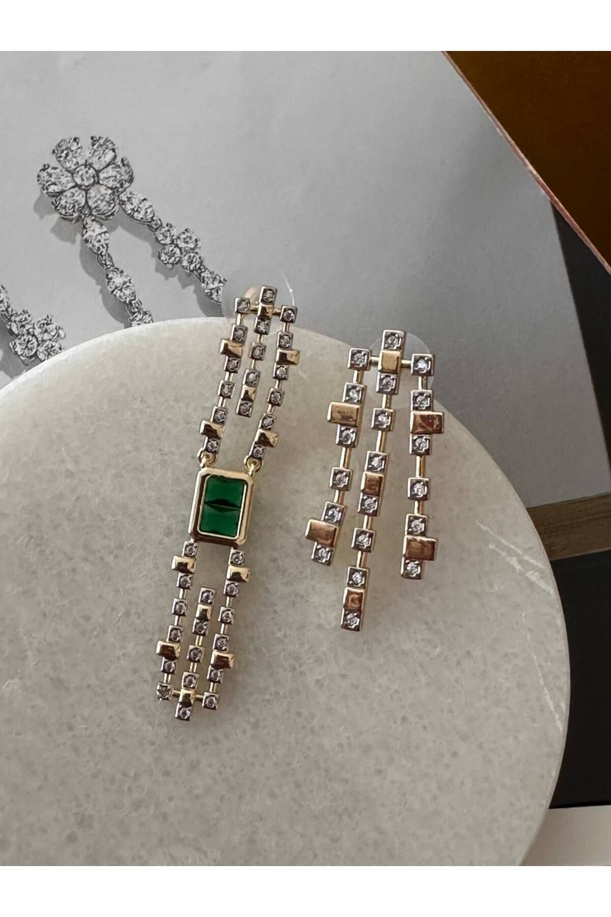 Esmeray Aksesuar Gold Renk Zirkon Yeşil ve Beyaz Taşlı Rodyum Kaplama Vip Seri 2 Farklı Tasarım Küpe Uzunluk 5,5 cm.