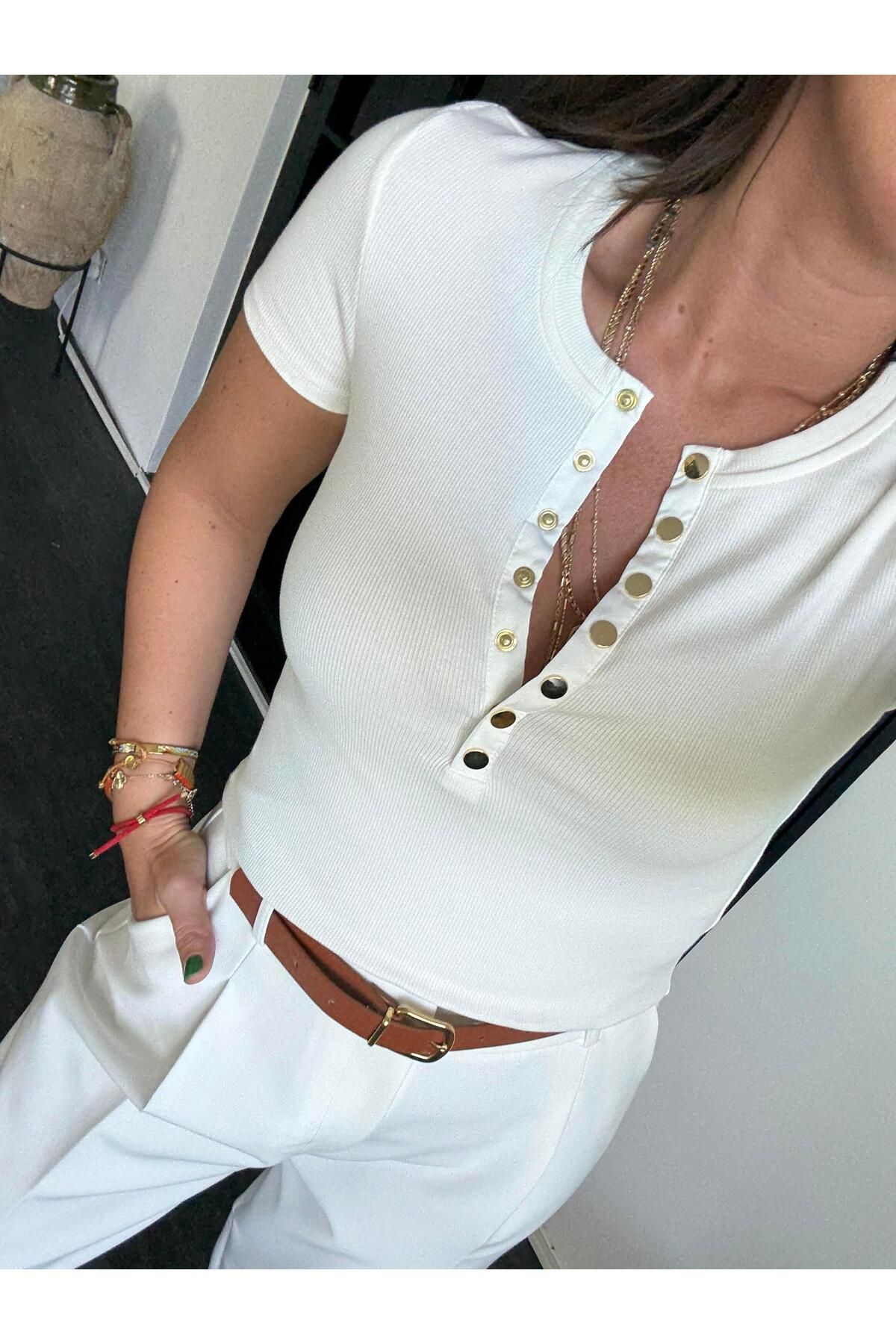 begum mayda Önü Gold Patpat Detaylı , Ekru T-shirt