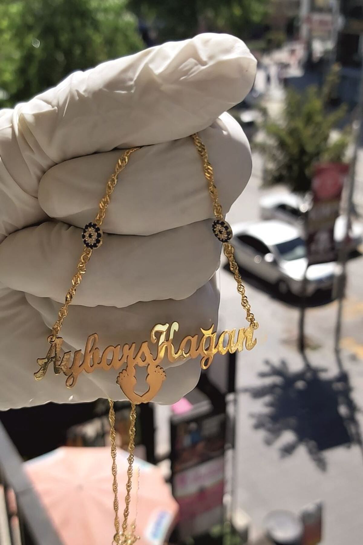 ÖZGÜR TAKI 925 Ayar Gümüş 24 Ayar Altın Kaplama 2 Nazar Boncuklu Ayak Figürlü Çift İsimli Kolye