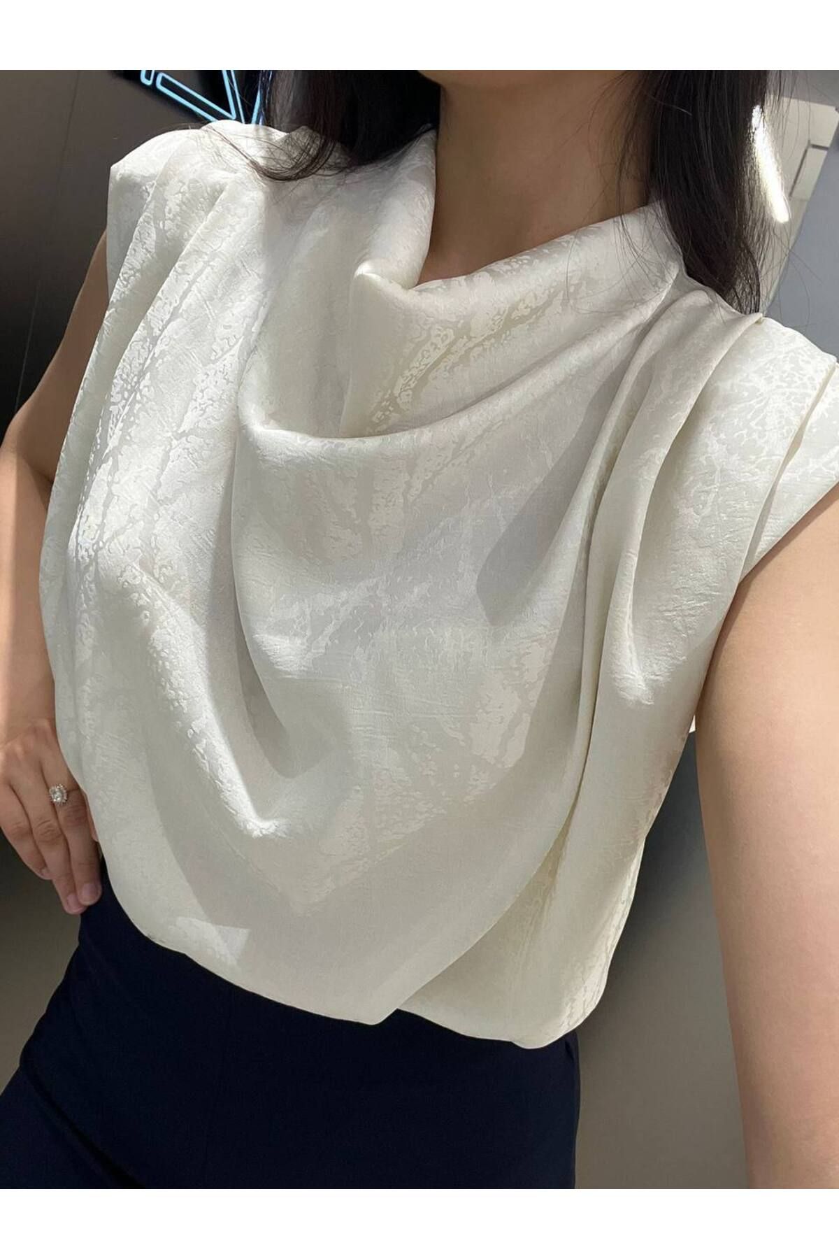 Butik Beyza Omuz Pileli Vatkalı Gizli Fermuar Detay Desenli Bluz